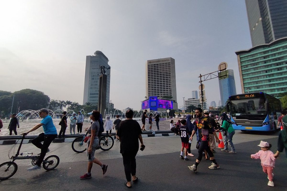 Keramaian warga di kawasan Bundaran HI di Car Free Day (CFD) Sudirman-Thamrin, Jakarta Pusat, Minggu (30/7/2023). (KOMPAS.com/XENA OLIVIA)