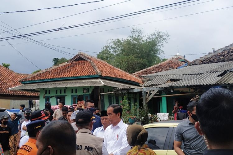 Presiden Joko Widodo saat meninjau lokasi terdampak gempa di Kampung Munjul, Desa Gasol, Kecamatan Cugenang, Cianjur, Jawa Barat pada Kamis (25/11/2022).