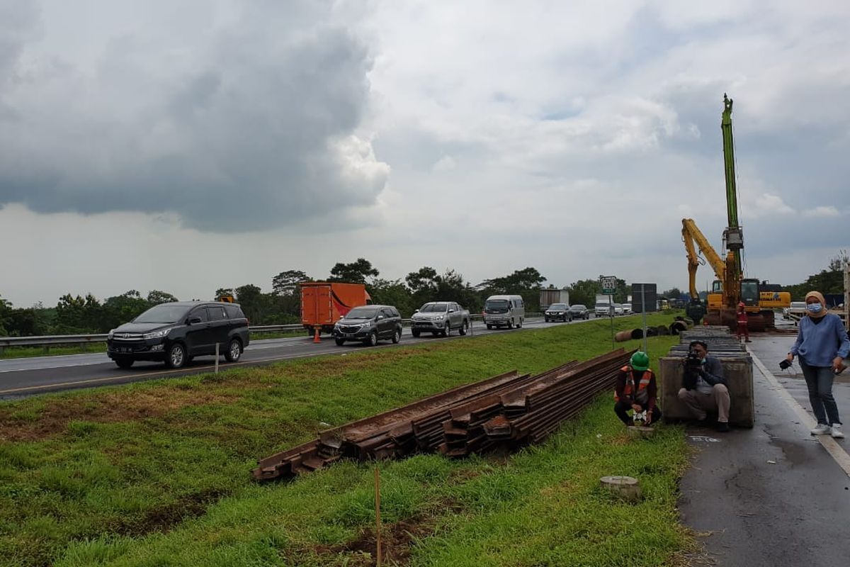 Astra Tol Cipali memulai pembangunan jalan sementara sepanjang 200 meter di media Tol Cikopo-Palimanan (Cipali), Rabu (10/02/2021).