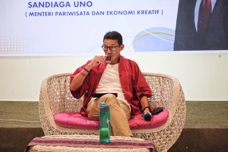 Menteri Pariwisata dan Ekonomi Kreatif (Menparekraf) Sandiaga Uno dalam kegiatan Bacarita Santai dengan Pelaku UMKM Kota Ternate di Hotel Bukit Pelangi, Ternate, Maluku Utara. 