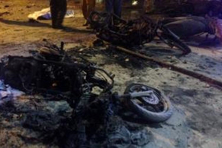 Sepeda motor yang rusak terbakar setelah bom meledak di dekat Kuil Erawan, Bangkok, Thailand, Senin (17/8/2015) malam.