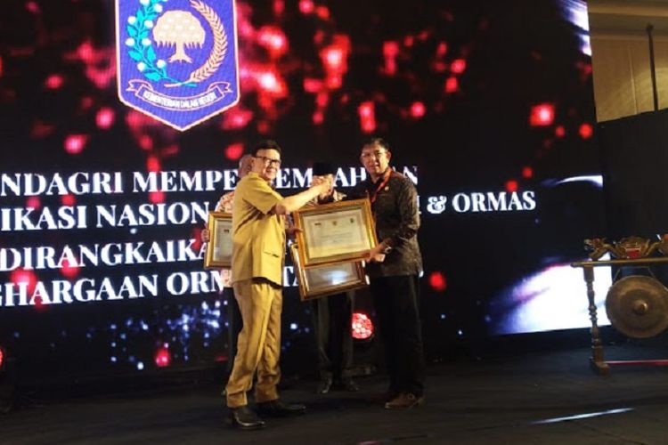 Provinsi Sulut menerima penghargaan dari Mendagri Tjahjo Kumolo dalam acara Forum Komunikasi Koordinasi Nasional dan Regional antara Pemerintah Pusat, Pemerintah Daerah, dan Organisasi Masyarakat di Jakarta, Selasa (6/11/2018)