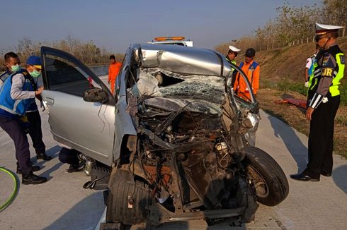 Sopir Buang Air Kecil di Pinggir Tol, Truk Ditabrak dari Belakang