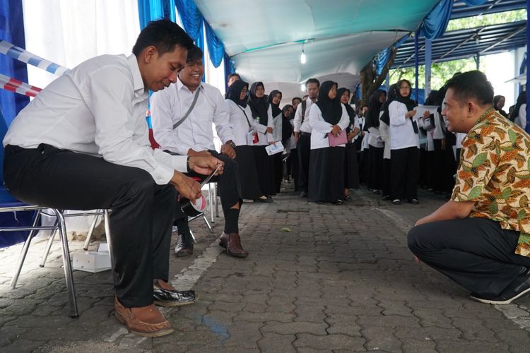 Agar Boleh Ikut Seleksi Peserta Tes Skd Cpns Di Semarang Lakban Hitam Sepatunya