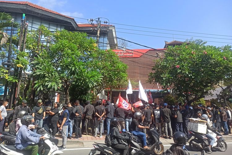 Ratusan karyawan Bandara Internasional I Gusti Ngurah Rai menggelar aksi unjuk rasa di depan Kantor PT Angkasa Pura Suport (APS) di Jalan Bypass Ngurah Rai, Kabupaten Badung, Bali, Kamis (4/7/2024). 