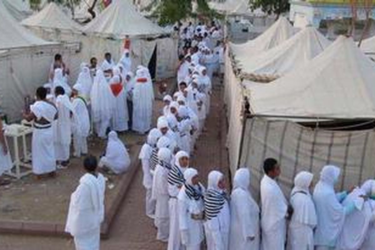 Jemaah haji Indonesia tengah antre makan pagi, saat wukuf di Padang Arafah, pada musim haji tahun 2010.
