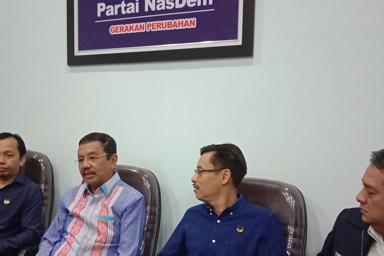 Ketua Dewan Pertimbangan Partai NasDem Sumatera Utara Tengku Erry Nuradi (ketiga dari kiri) dalam konfrensi pers di kantor DPW Partai NasDem Sumut di Jalan Mongonsidi, Medan, Kamis (21/2/2019)