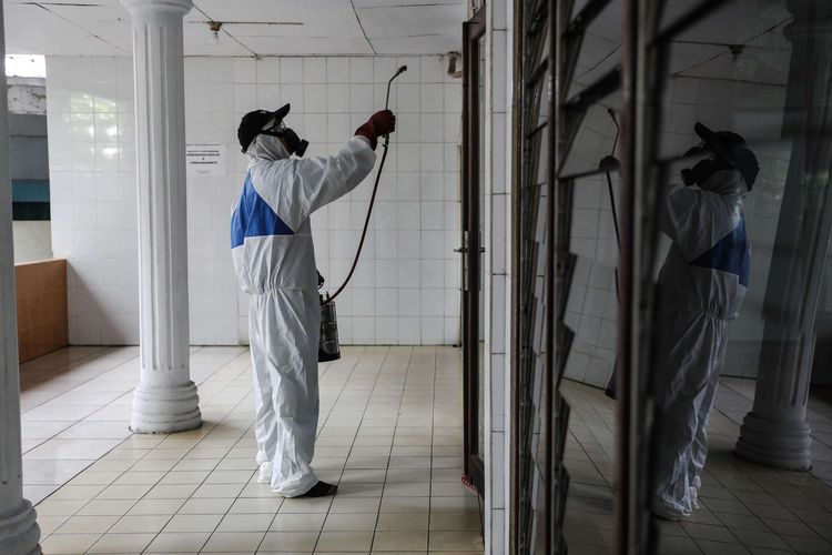 Petugas menyemprotkan cairan disinfektan di Masjid Hablul Muttaqin, Jalan Pejambon, Jakarta Pusat, Jumat (6/3/2020). Dewan Masjid Indonesia (DMI) melakukan pencegahan pembersihan ke masjid sebagai salah satu langkah antisipasi potensi penyebaran COVID-19, hal ini dilakukan agar masyarakat dapat terhindar dari  virus corona yang penyebarannya diketahui melalui kontak badan atau bersentuhan langsung dengan orang yg sedang terjangkit virus tersebut.