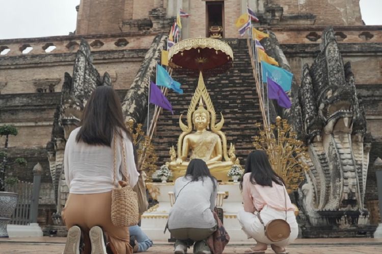 Sekelompok turis mengunjungi pura di Chiang Mai, Thailand.