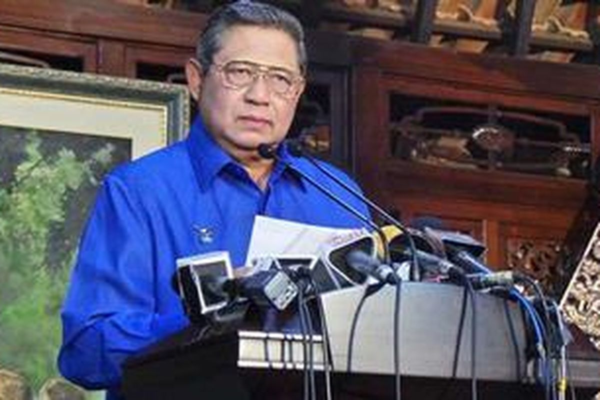 Ketua Dewan Pembina Partai Demokrat Susilo Bambang Yudhoyono berbicara pada konferensi pers di kediamannya, Puri Cikeas, Bogor, Jumat (8/2/2013) malam.