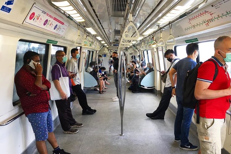 Warga Singapura terlihat memakai masker di dalam MRT yang melintas di Bedok, Singapura Timur, Kamis siang (13/08/2020). Singapura saat ini berada pada fase 2 memasuki new normal (tatanan hidup baru) melawan pandemi Covid-19  