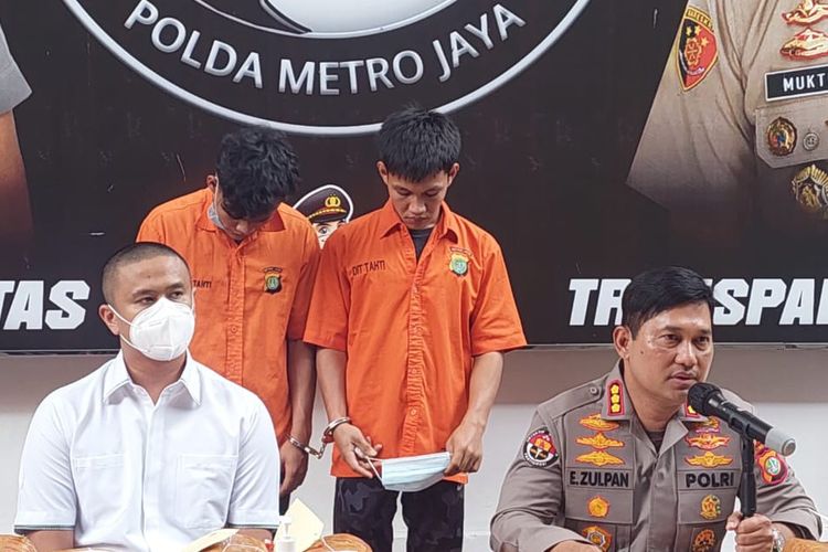 Dua pengedar narkoba berinisial RS (19) dan RD (18) dihadirkan dalam konferensi pers pengungkapan kasus peredaran narkoba lintas Sumatera - Jawa di Mapolda Metro Jaya, Rabu (2/11/2022).