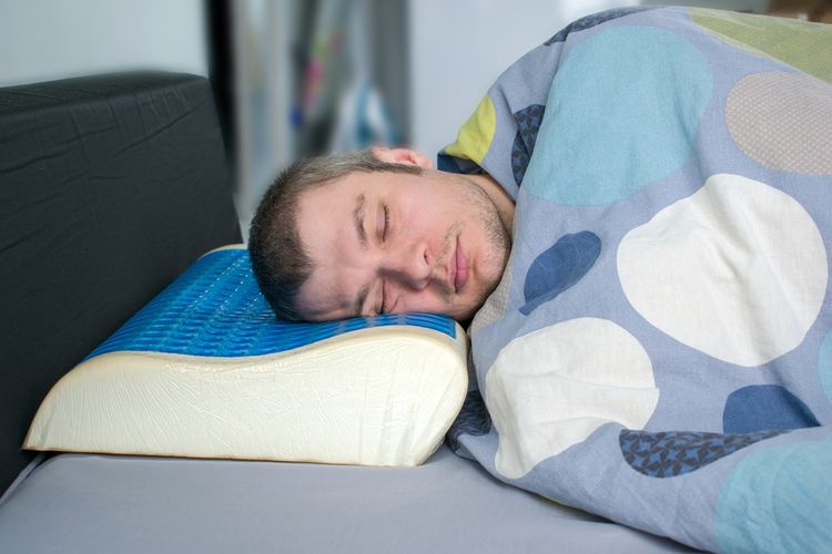 Ilustrasi tidur dengan bantal memory foam.