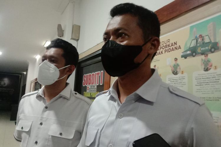 Dua orang Staf PT Antam usai diperiksa Polda Jambi terkait kasus perdagangan emas batangan hasil penambangan ilegal di Jambi.