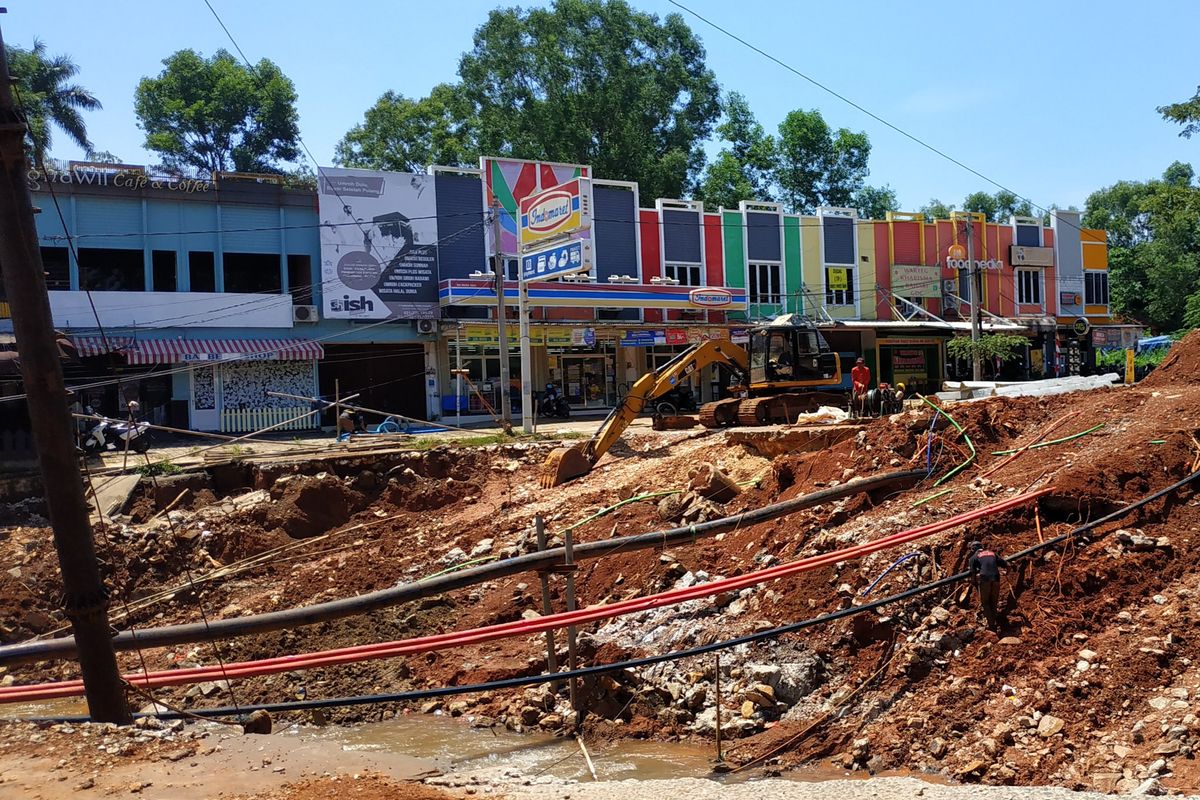 Perbaikan jembatan ambles di Grand Depok City (GDC).