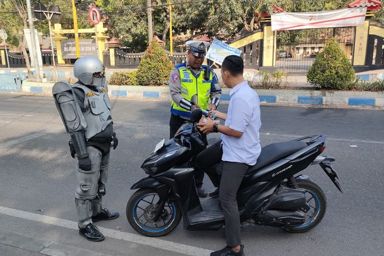 Anggota Satlantas Polres Bangkalan, Jawa Timur menggunakan kostum RoboCop saat sosialisasi tertib lalulintas. Cara ini dianggap efekif dan mengandung hiburan kepada pengendara.
