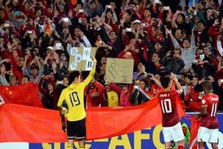 Para pemain Guangzhou Evergrande merayakan sukses mereka ke perdelapan final Liga Champions Asia dengan suporternya, setelah mengalahkan Central Coast Mariners 3-0, Rabu (22/5/2013). Mereka unggul agregat 5-1.