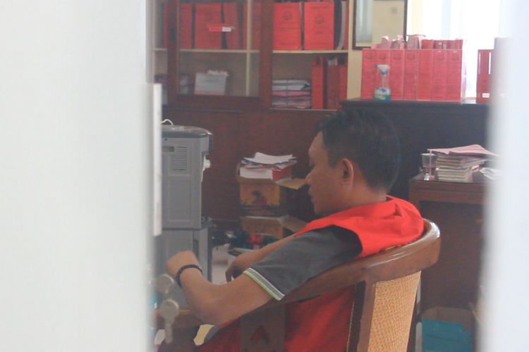 Mataram, kompas.Com-Tersangka OTT, kasus dugaan pemerasan dana bantuan gempa untuk rehabilitasi sekolah SD dan SMP di Mataram