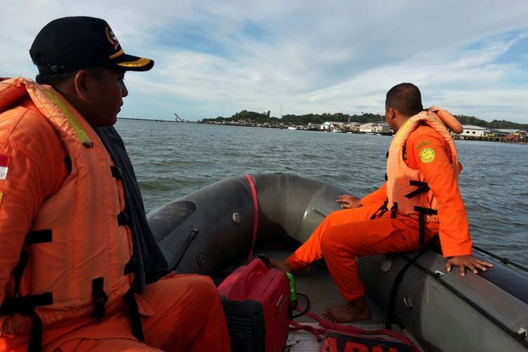 Tim SAR dari Basarnas Kota Tarakan melakukan upaya pencarian bocah yang tenggelam saat berenag di perairan pelabuhan fery Juwat Laut, Kota Tarakan.