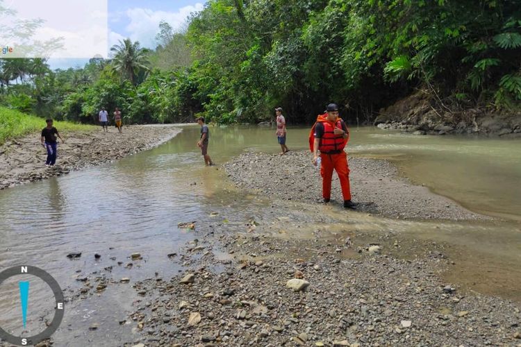 Dibantu dengan keluarga dan warga setempat, sedikitnya 7 orang Personil Pos SAR Nias, diturunkan untuk melakukan pencarian dan penyelamatan 2 orang pelajar yang dinyatakan hilang sejak kemarin Minggu (3/11/2019) di Sungai Muzoi, Desa Hilimbowo, Kecamatan Botomuzoi, Kabupaten Nias, Sumatera Utara.