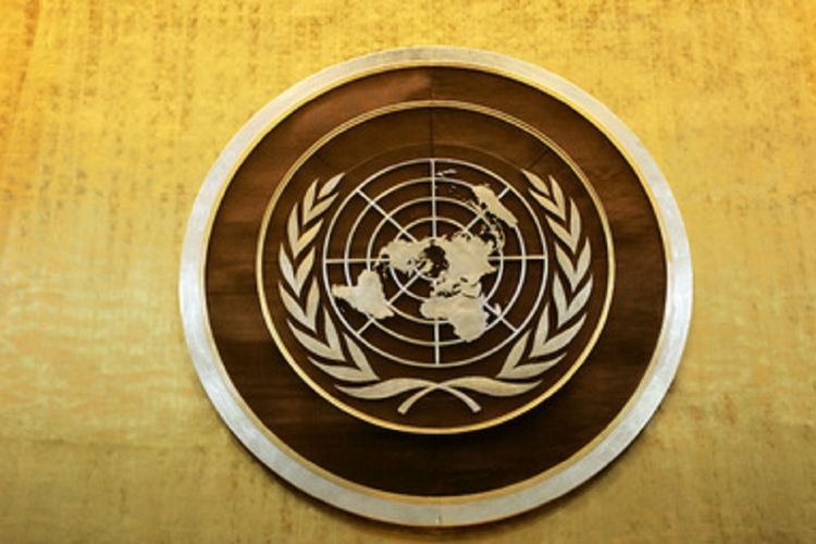 Logo PBB di ruang sidang Majelis Umum PBB. Ada beberapa negara yang memiliki hak veto di PBB. Mana saja?