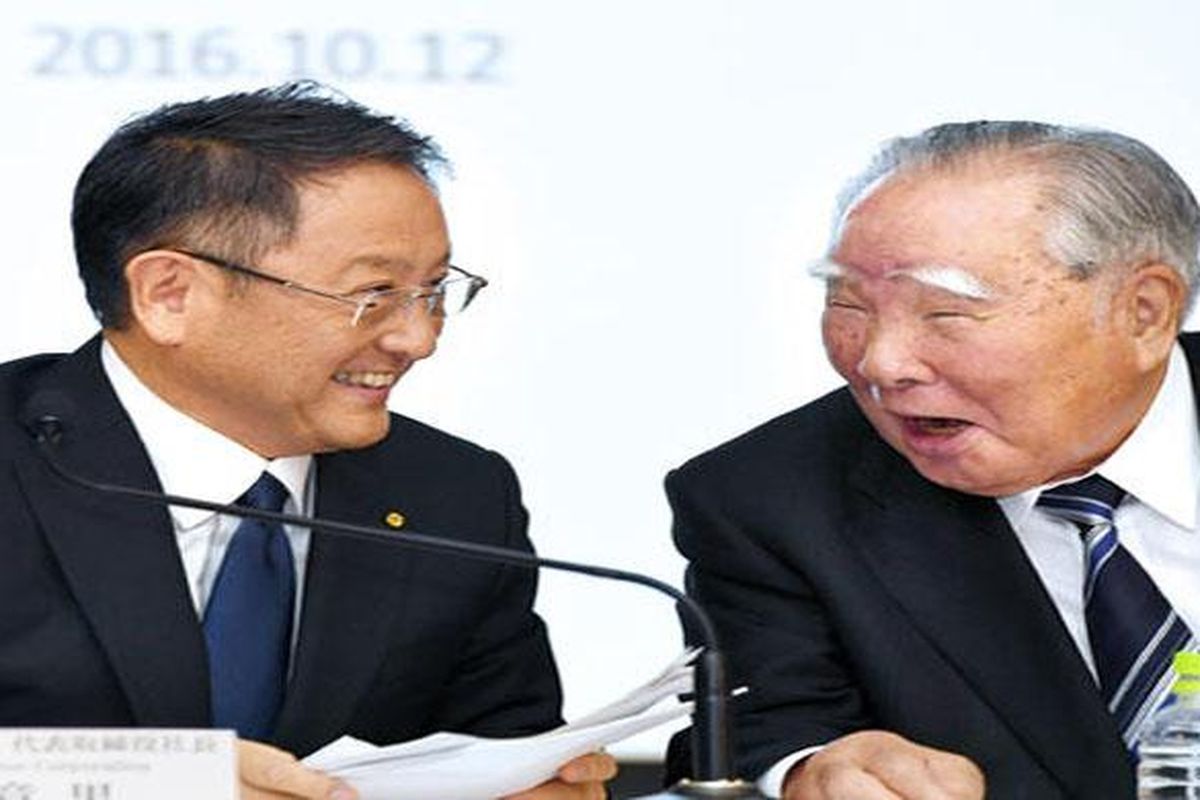 Akio Toyoda, Presiden Toyota (kiri) dan Osamu Suzuki, Chairman Suzuki Motor (kanan), di sela-sela konferensi pers, Rabu (12/10/2016).