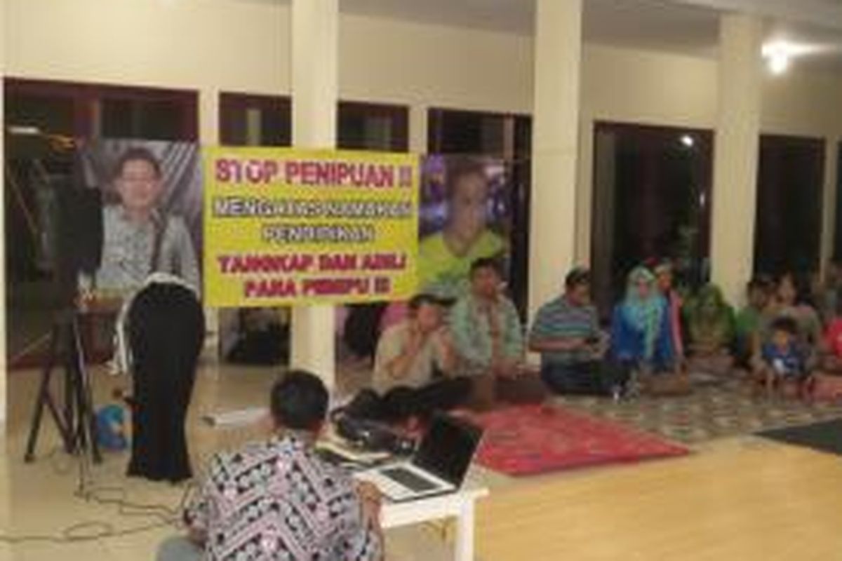 Pertemuan yang diadakan para orang tua peserta kursus lembaga pendidikan bahasa asing, Global Bahasa Depok, di Cibubur, Bogor, Rabu (10/6/2015). Para orang tua merasa menjadi korban penipuan yang dilakukan pemilik lembaga kursus tersebut menyusul dihentikannya kegiatan belajar mengajar secara sepihak.