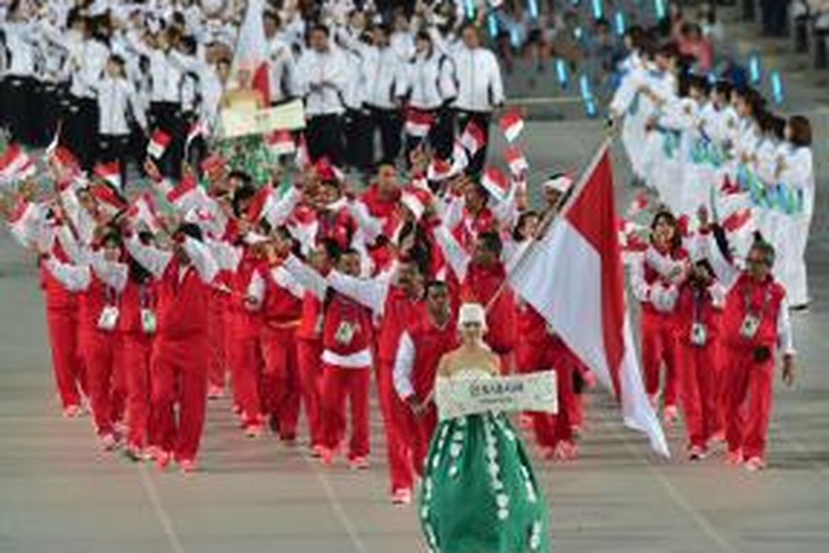 Kontingen Indonesia dalam upacara pembukaan Asian Games 2014 di Incheon, Korea Selatan, Jumat (19/9/2014). 