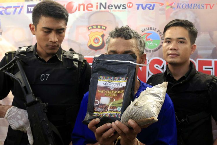 Tim Satuan Narkoba Polresta Banda Aceh, berhasil menggagalkan pengiriman paket kopi ganja menggunakan jasa ekspedisi J&T Express, di kawasan Gampong Lamcot, Kecamatan Darul Imarah, Kabupaten Aceh Besar, Jumat (06/09/2019).  Polisi berhasil mengamankan sebanyak 3 kilogram ganja yang dimasukkan ke dalam kemasan kopi.