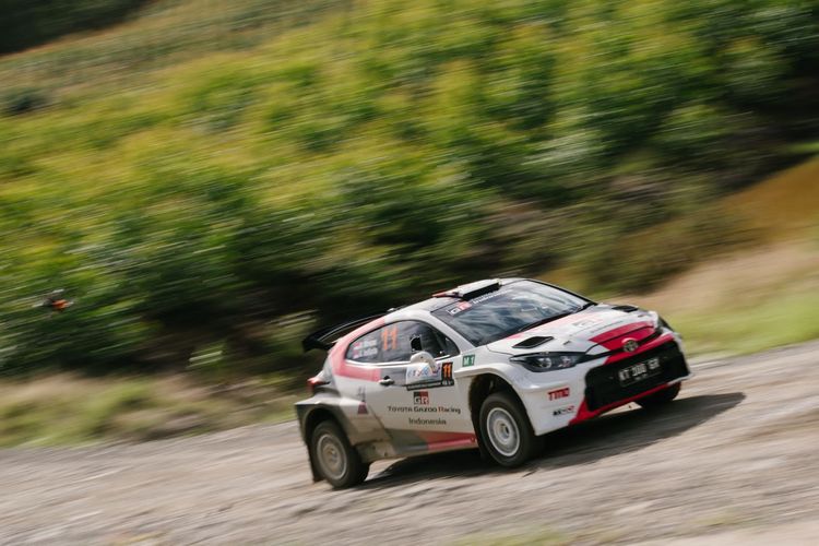 Ryan Nirwan menggeber Toyota GR Yaris dalam sesi latihan Kejurnas Rally 2022 seri kedua dan APRC 2022