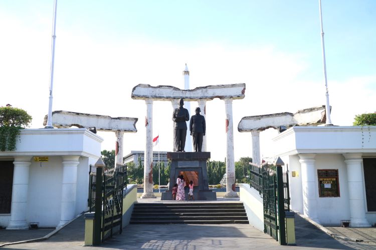 Monumen 10 Nopember ini untuk memperingati perjuangan arek Suroboyo yang dipimpin bung Tomo mengusir penjajah.