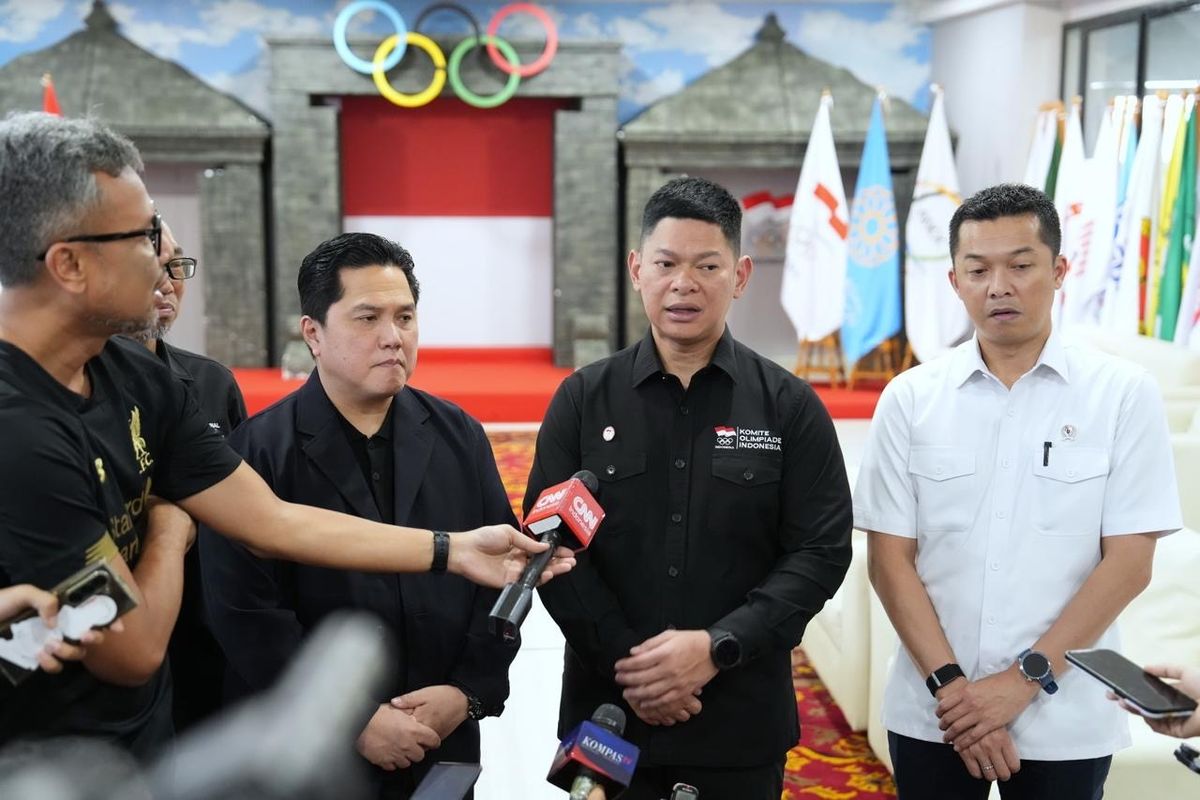 Menpora Erick Thohir bersama Ketua Umum National Olympic Committee (NOC) Indonesia Raja Sapta Oktohari.