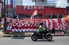 Para Pedagang Bendera Musiman, Tetap Berjualan meski Omzet Menurun