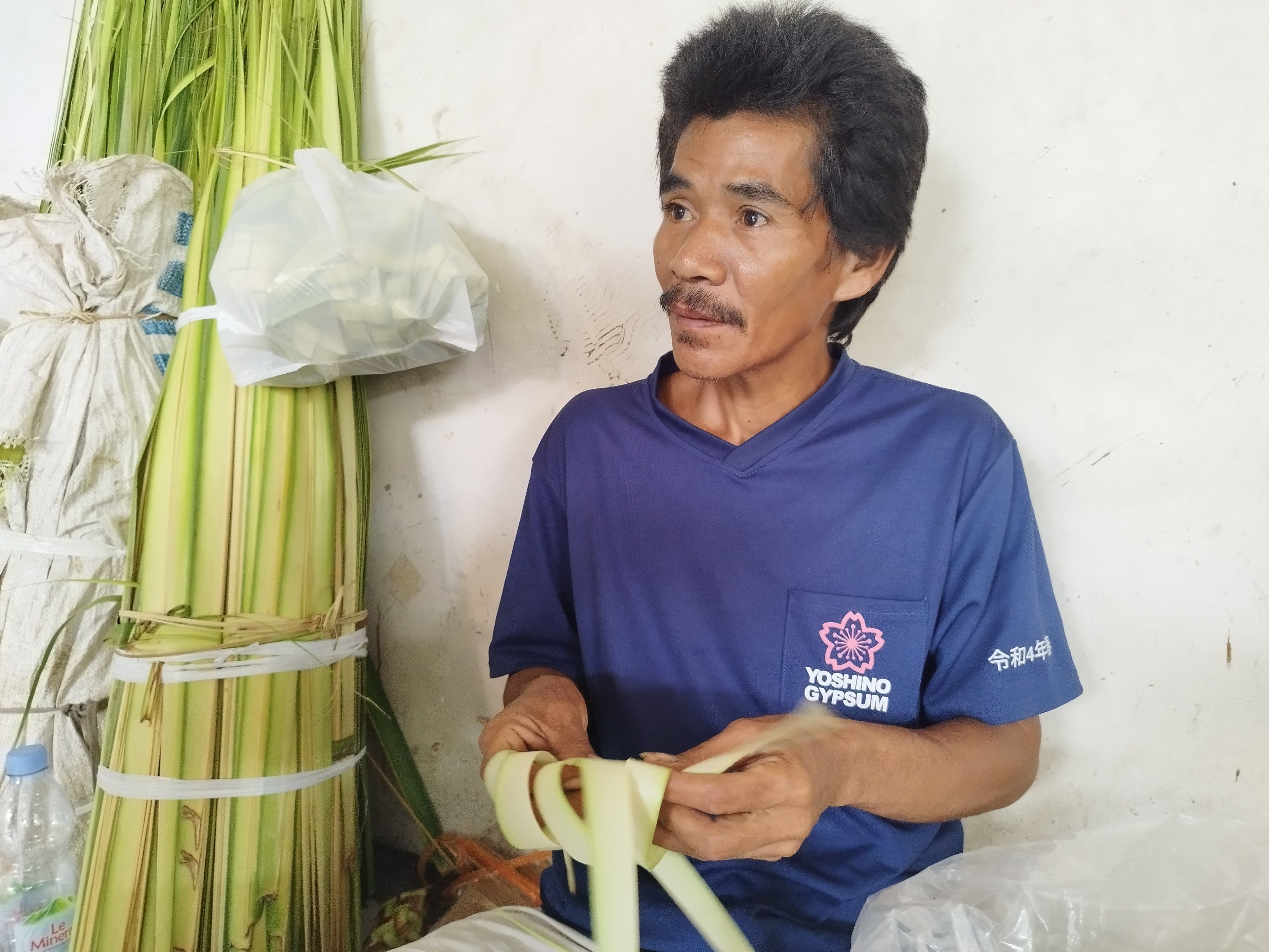 Dari Pandeglang, Apen Berhari-hari Menginap di Selasar Pasar Senen untuk Jual Bungkus Ketupat