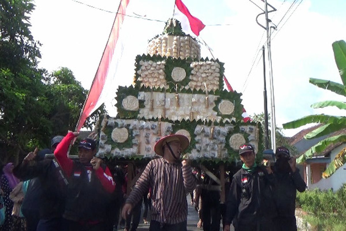 Gunungan hasil bumi meriahkan peringatan hari tani nasional, Minggu (25/9/2022)