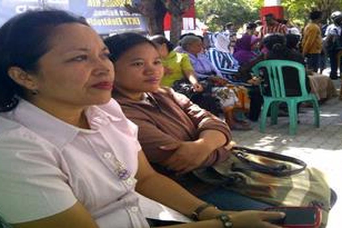 Warga terlihat menunggu giliran pemotretan di depan Kantor Camat Oebobo, Kota Kupang, Jumat (4/11/2011) pagi. Antrean warga cukup panjang untuk membuat KTP elektronik (e-KTP).