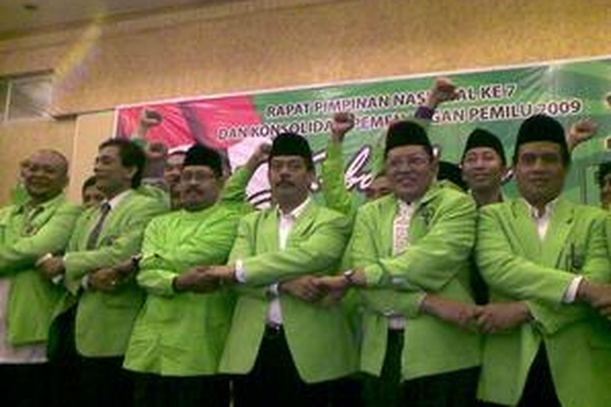 Ketua Umum Partai Bintang Reformasi (PBR) membuka secara resmi Rapat Pimpinan Nasional (Rapimnas) PBR di Hotel Twin Tower Jakarta, Kamis (26/2). Dalam Rapimnas ini, PBR akan menyerap aspirasi daerah terkait capres yang akan diusung partai bernomor urut 29 ini.