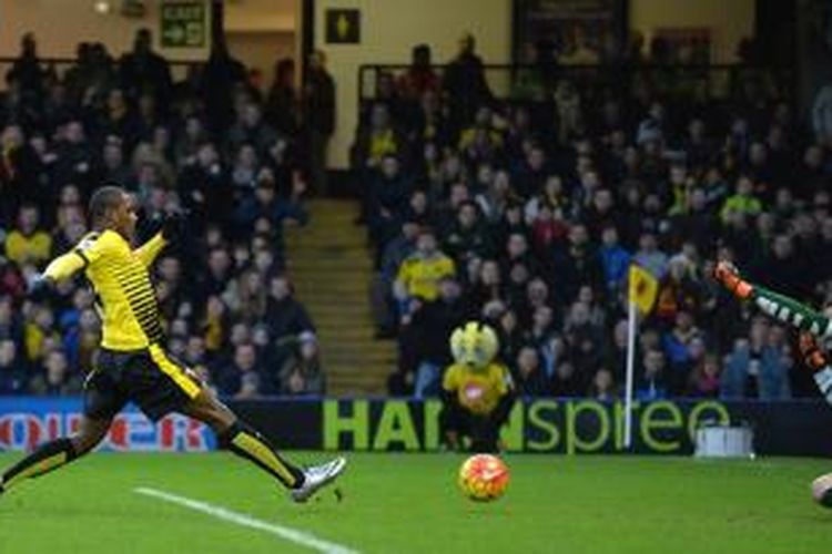 Odion Ighalo mencetak gol ke gawang Hugo Lloris saat Watford menjamu Tottenham Hotspur di Vicarage Road, Senin (28/12/2015). 