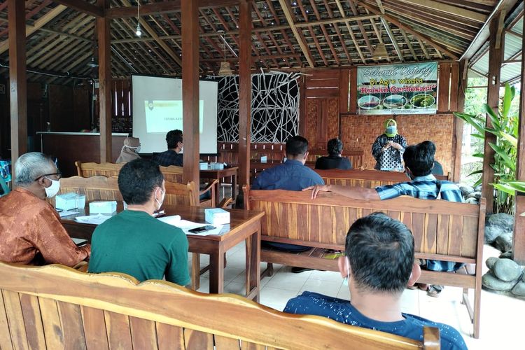 Peneliti Dwi Umu Siswanti saat memberikan pelatihan biofertilizer kepada kelompok tani krisan Samigaluh, Yogyakarta. 