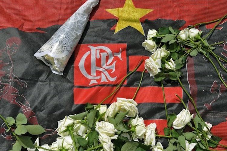 Karangan bunga menghiasi markas latihan Flamengo seusai tragedi kebakaran yang menewaskan 10 orang, 8 Februari 2019. 