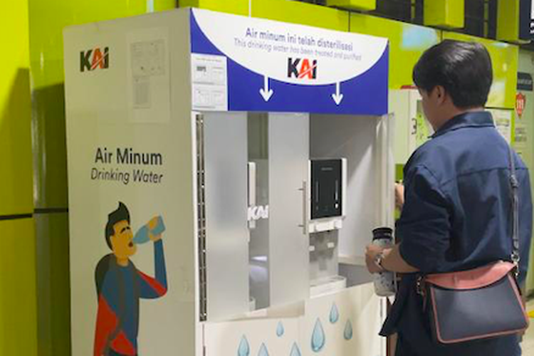 Refill Air Minum Gratis di Stasiun: Setop Penggunaan Botol Plastik