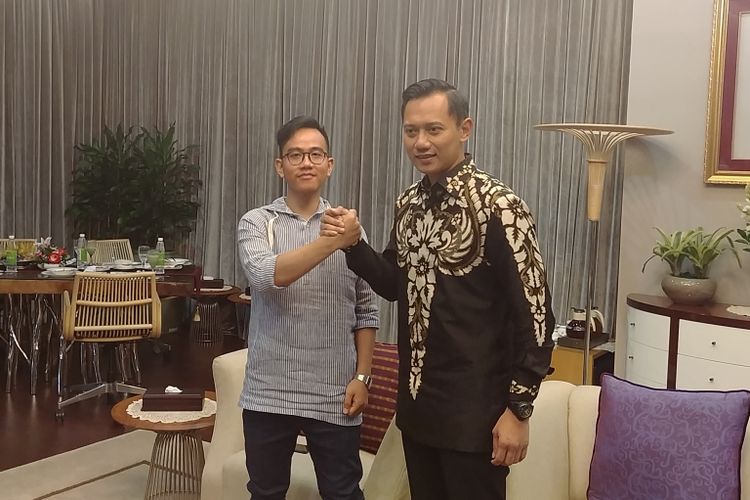 Putra Sulung Presiden Joko Widodo Gibran Rakabuming (kiri) dan Putra Sulung Presiden ke-6 RI Susilo Bambang Yudhoyono, Agus Harimurti Yudhoyono, saat bertemu di Istana, Kamis (10/8/2017).