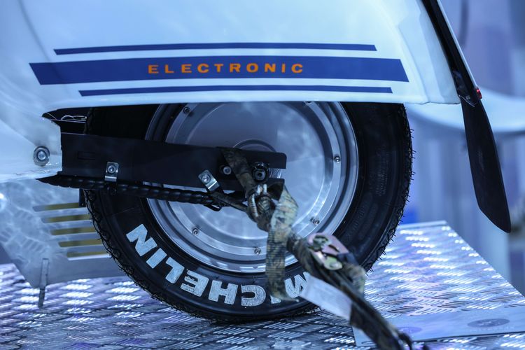 Konversi vespa klasik menjadi vespa listrik hasil modifikasi Elders Garage dipamerkan di ajang Periklindo Electric Vehicle Show (PEVS) 2022 di JIExpo Kemayoran, Kamis (28/7/2022). Butuh waktu 3 jam untuk melakukan modifikasi ini.
