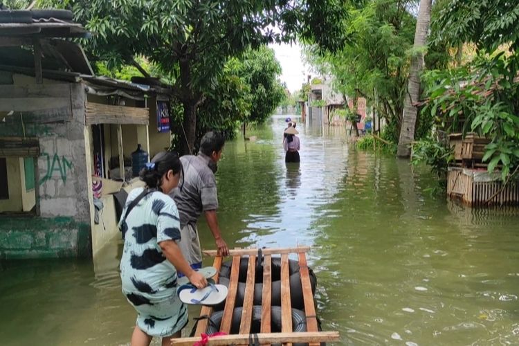 Kondisi banjir di Desa Wonoketingal, Kecamatan Karanganyar, Kabupaten Demak, Selasa (13/2/2024). (KOMPAS.COM/NUR ZAIDI).