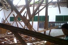 Atap Ruang Kelas Ambruk, 12 Siswa Terluka dan 3 Pingsan