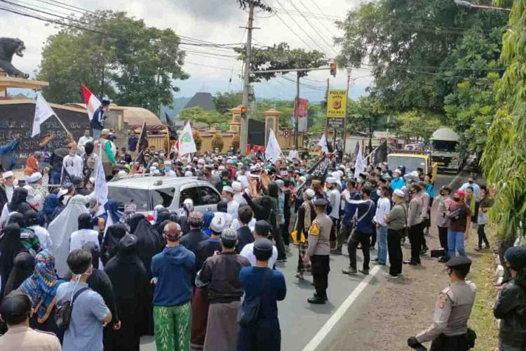 Massa aksi blokade akses jalan nasional penghubung Bandung-Cirebon, di depan Mapolres Sumedang, Kamis (17/12/2020) siang. AAM AMINULLAH/KOMPAS.com