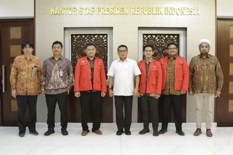 Kepala Staf Kepresidenan Moeldoko bersama pengurus DPP GMNI usai audensi di gedung Bina Graha, Jakarta, Kamis (14/4/2022).. 