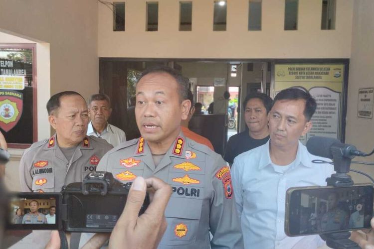 Kapolrestabes Makassar Kombes Pol Mokhamad Ngajib saat melakukan ekspose pengungkapan tewasnya mahasiswi di kos-kosannya, di Mapolsek Tamalanrea, Kota Makassar, Sulsel, Senin (12/6/2023)