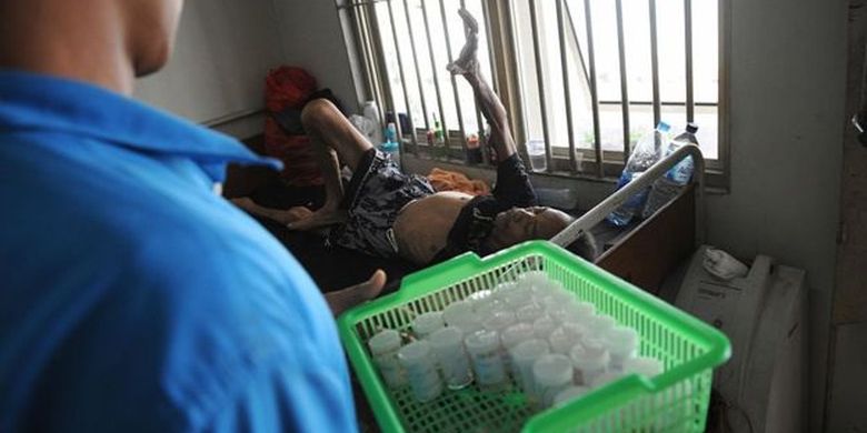 Seorang narapidana penderita HIV/AIDS sedang menunggu obat anti-HIV di ruang tahanannya di Lapas Cipinang pada Juli 2009 