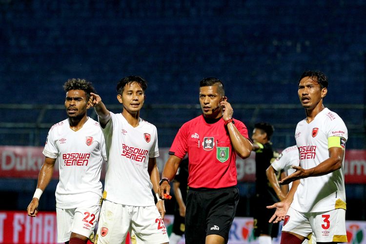 Pemain PSM Makassar Yacob Sayuri, ABdul Rahman dan Zulkifli Syukur melakukan protes kepada wasit Abdullah saat melawan PSM Makassar pada laga pertama babak 8 besar Piala Menpora 2021 yang berakhir adu penalti dengan skor 2-4 di Stadion Kanjuruhan Kabupaten Malang, Jawa Timur, Jumat (09/04/2021) malam.